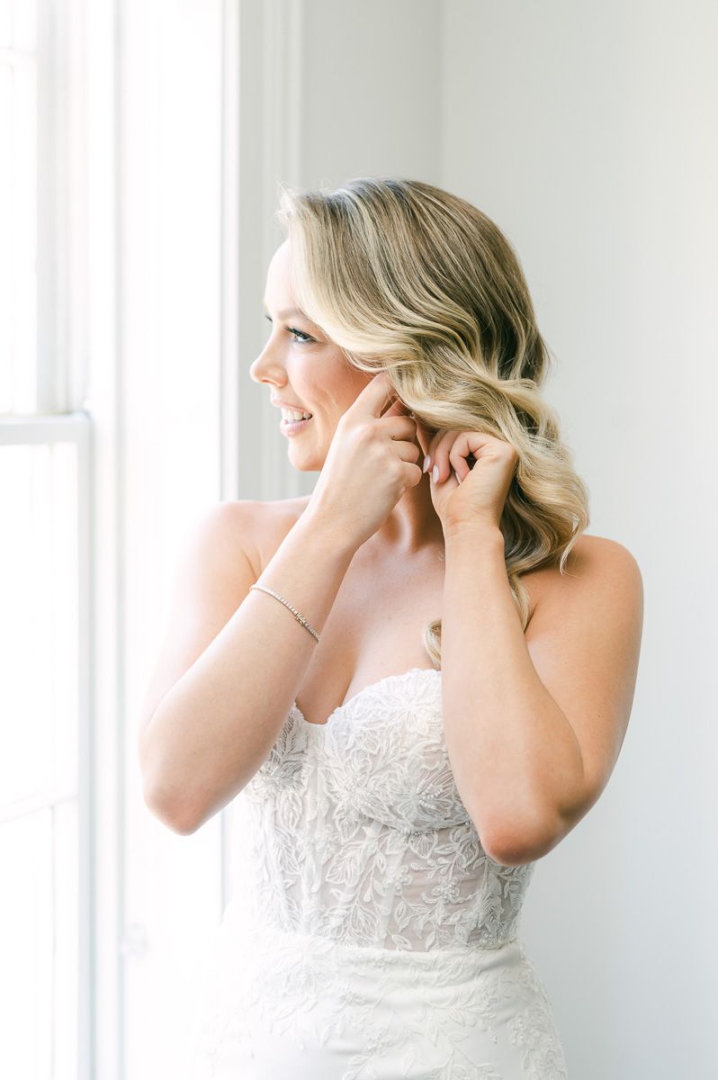 bride getting ready at The Tremont House in Galveston 