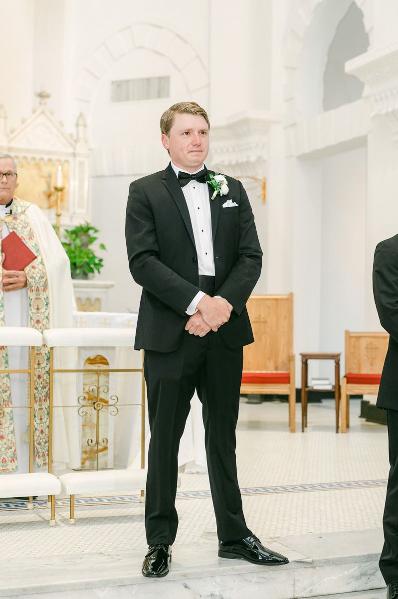 groom seeing bride walk down the aisle