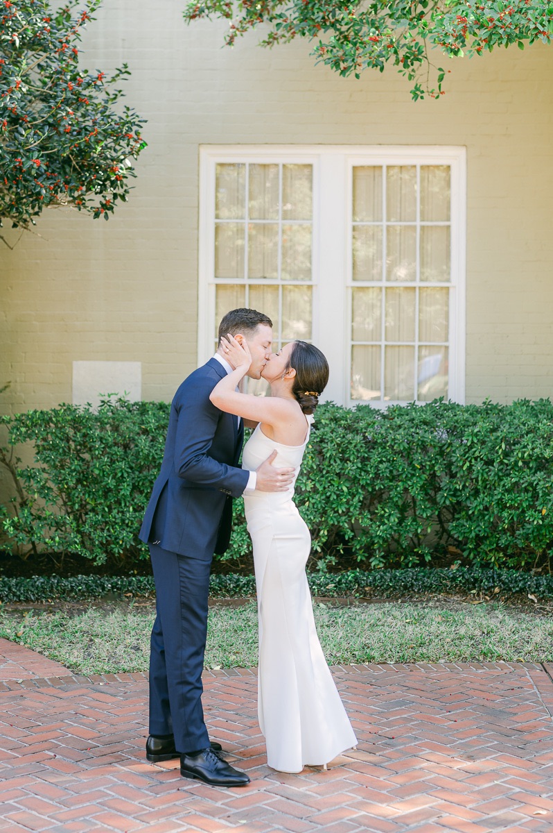 couple kissing outside river oaks garden club