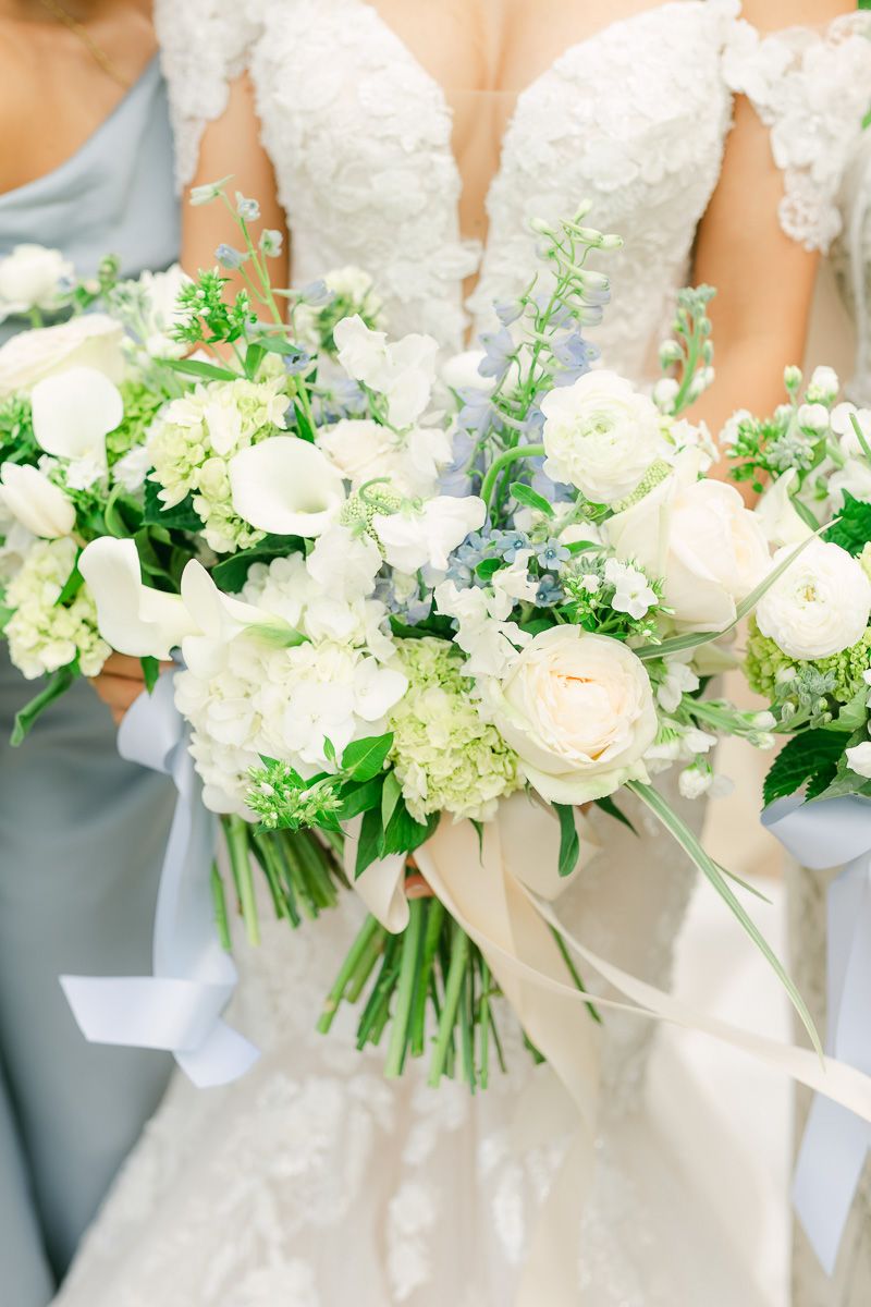 white bridal bouquet 