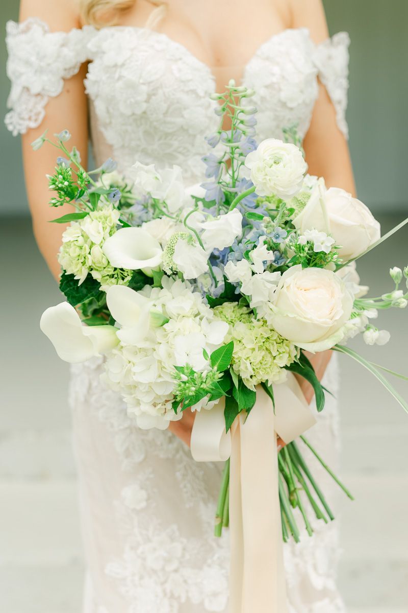 white bridal bouquet 