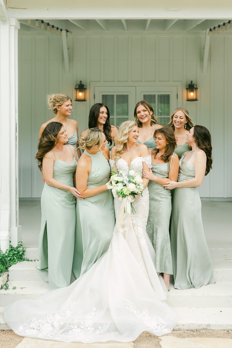 bride with house party girls wearing mint 