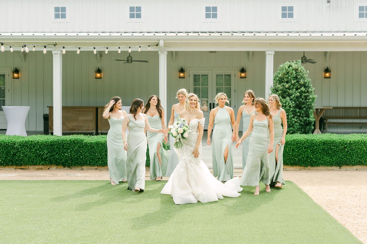bride with house party girls wearing mint 
