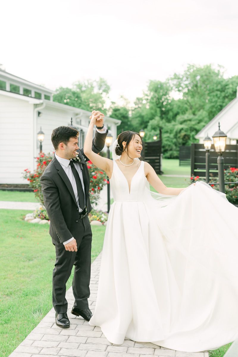 couple dancing at their Texas wedding