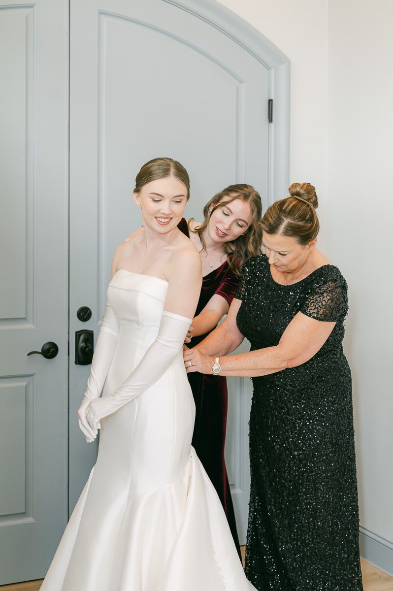 bride getting ready at Briscoe Manor