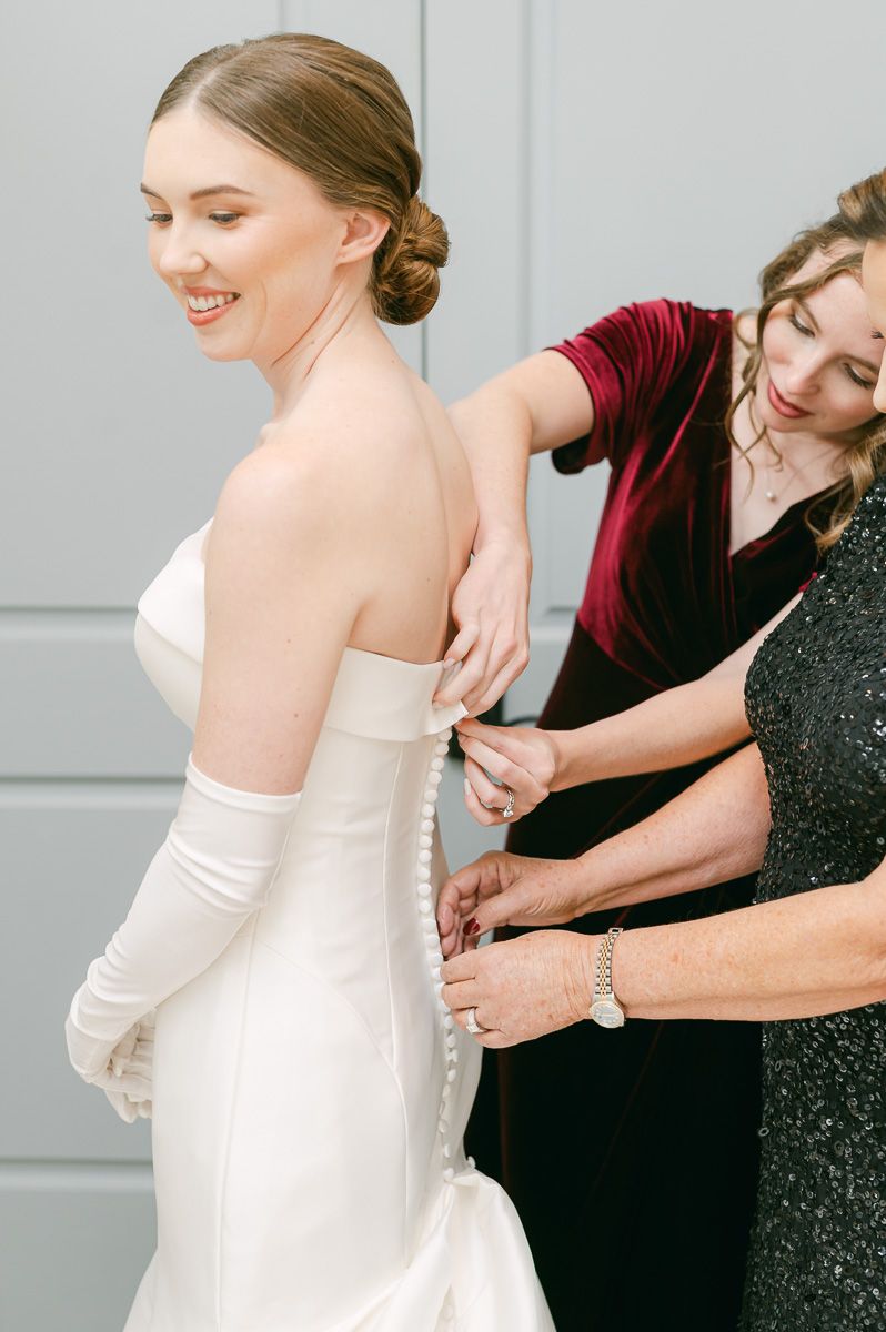 bride getting ready at Briscoe Manor