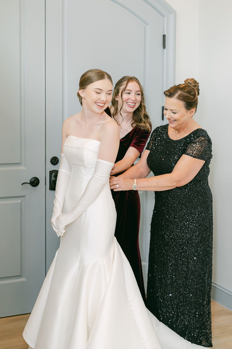 bride getting ready at Briscoe Manor