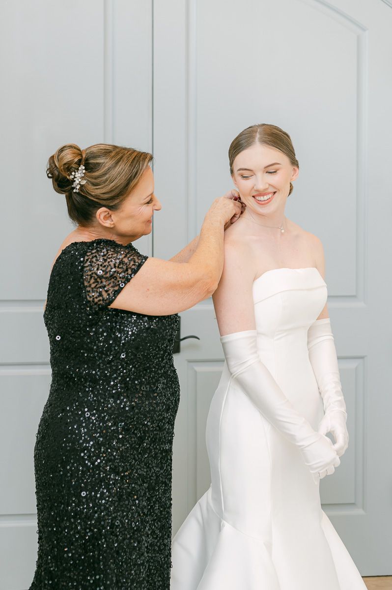 bride getting ready at Briscoe Manor