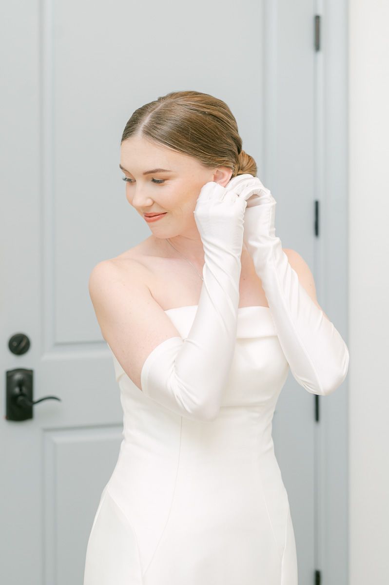 bride getting ready at Briscoe Manor