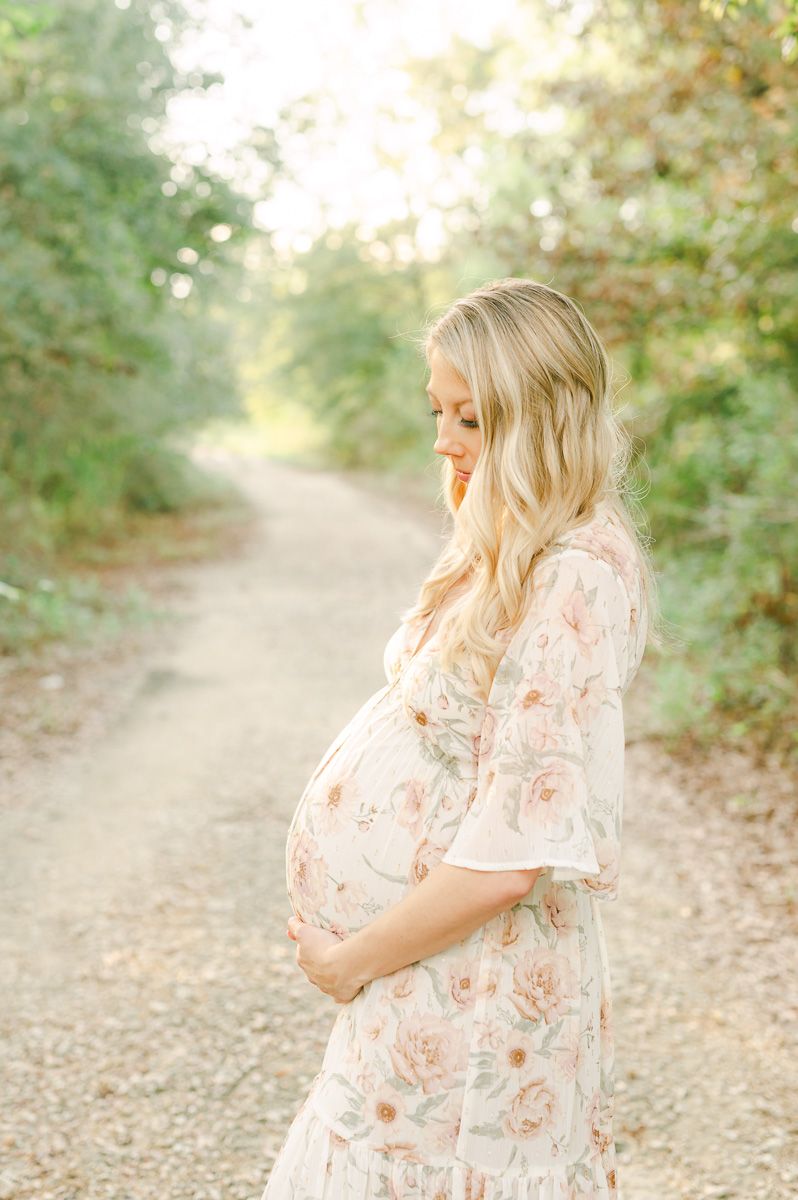mom holding baby bump during houston maternity session 